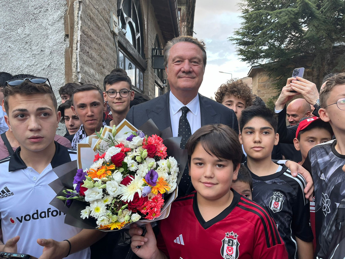 GENÇ KARTALLARDAN BAŞKAN ARAT'A SEVGİ SELİ