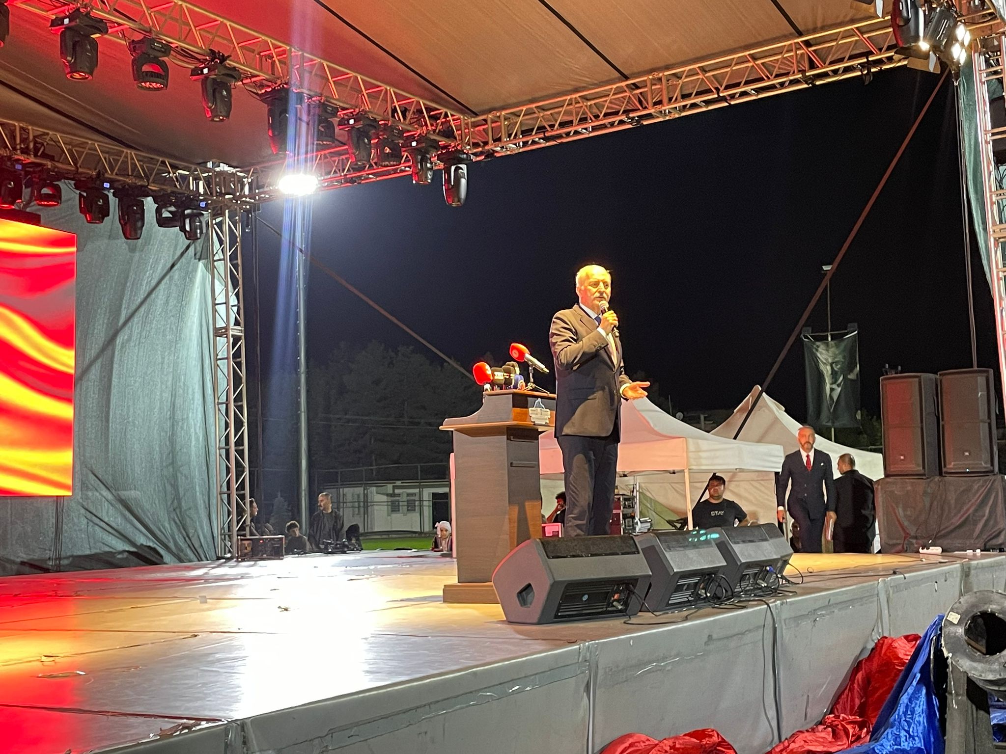 "ZAFER BAYRAMI KUTLU OLSUN, MİLLETİMİZE IŞIK TUTSUN"