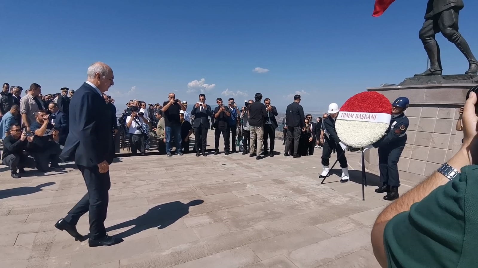 TBMM BAŞKANI NUMAN KURTULMUŞ KOCATEPE ANITINA ÇELENK SUNDU