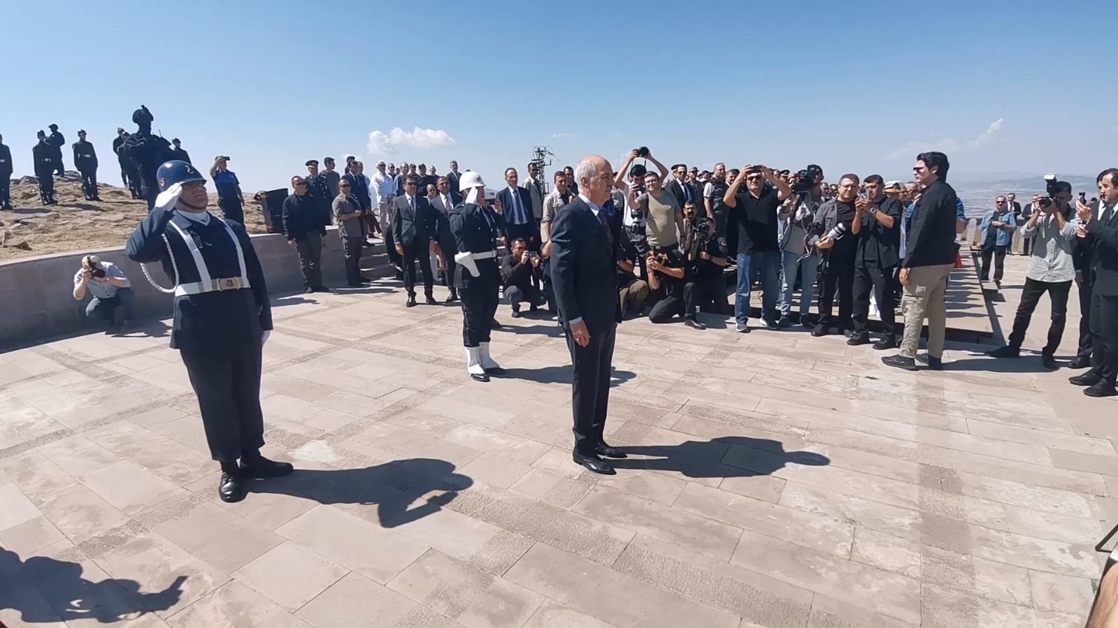 TBMM BAŞKANI NUMAN KURTULMUŞ KOCATEPE ANITINA ÇELENK SUNDU