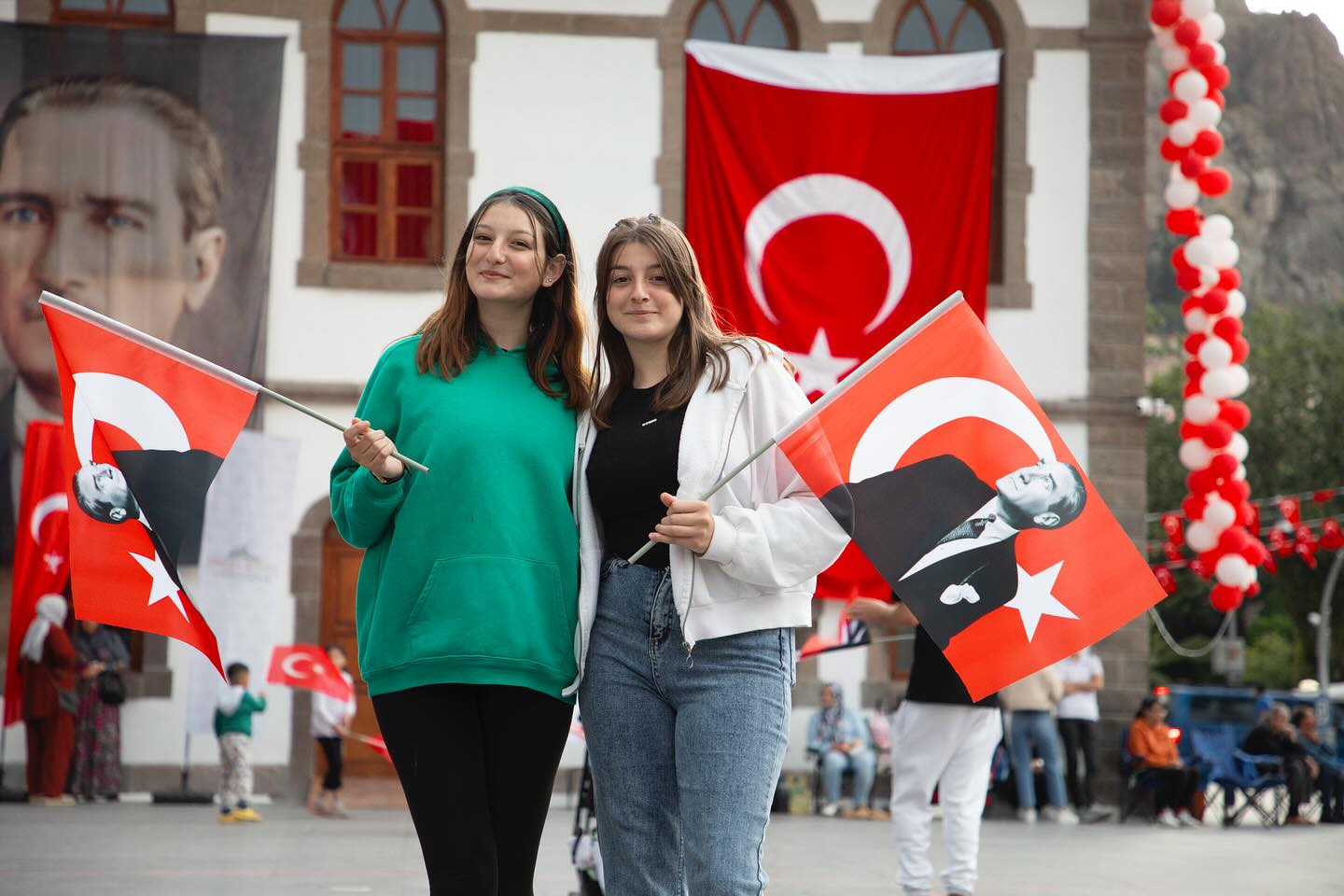 Kıraç Konseri Coşkusu Türk Bayraklarıyla Taçlandı!