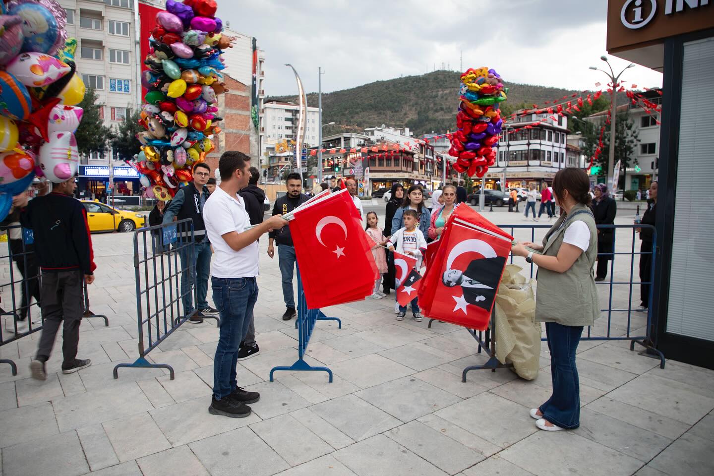 Kıraç Konseri Coşkusu Türk Bayraklarıyla Taçlandı!