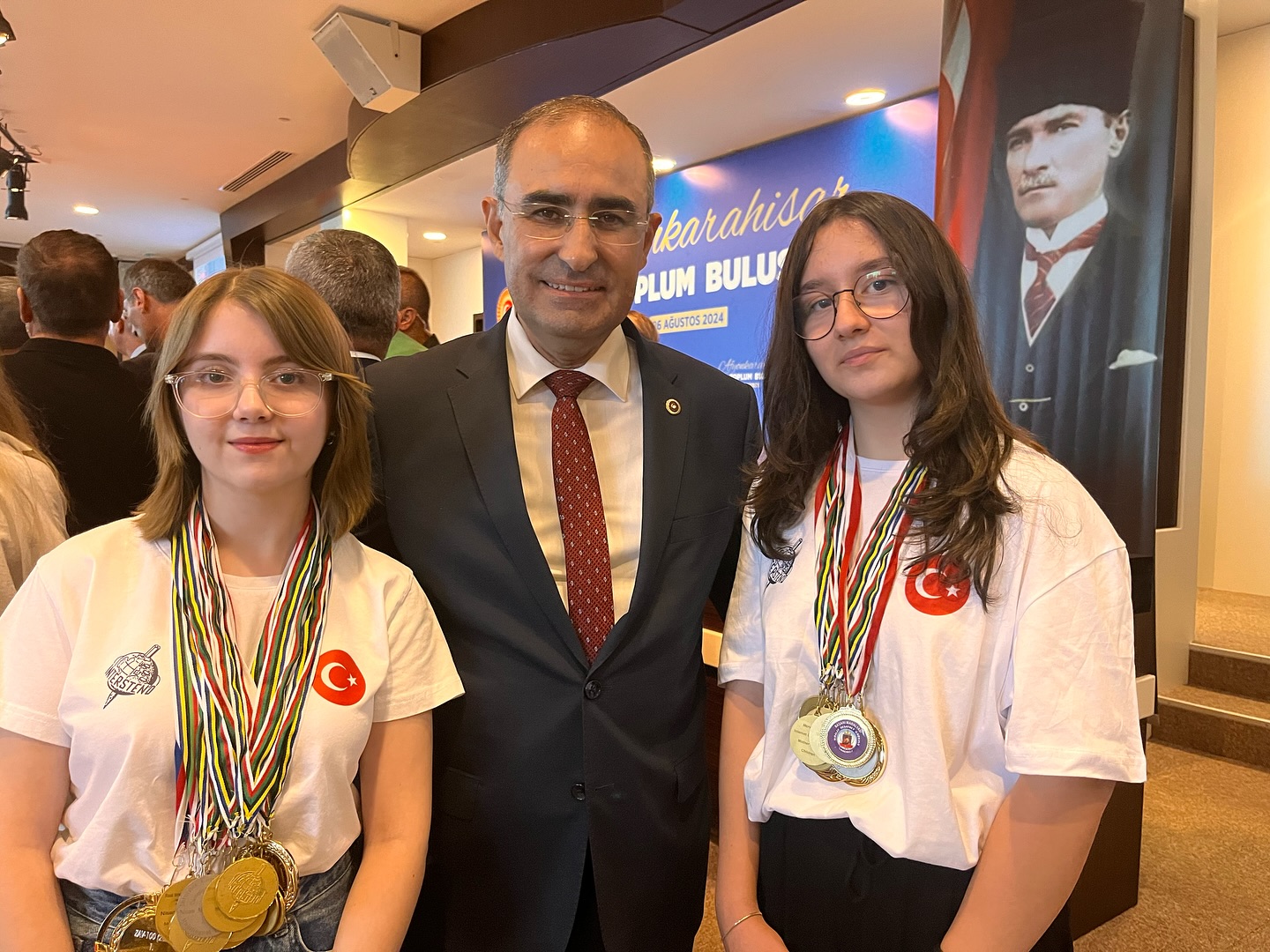 ARSLAN DÜNYA KLAVYE ŞAMPİYONLARI İLE BİR ARADA