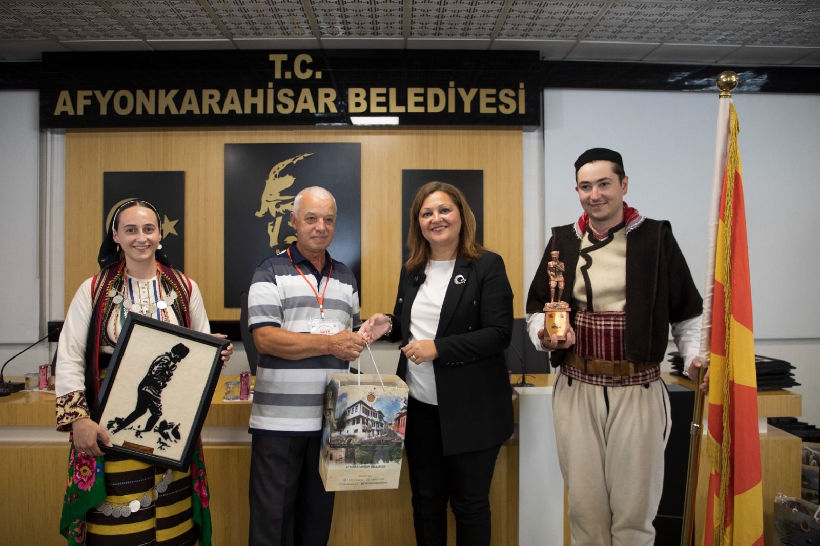 BAŞKAN BURCU KÖKSAL ULUSLARARASI HALKOYUNLARI EKİPLERİNİ AĞIRLADI