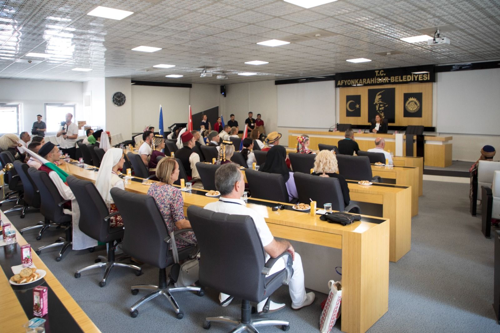 BAŞKAN BURCU KÖKSAL ULUSLARARASI HALKOYUNLARI EKİPLERİNİ AĞIRLADI