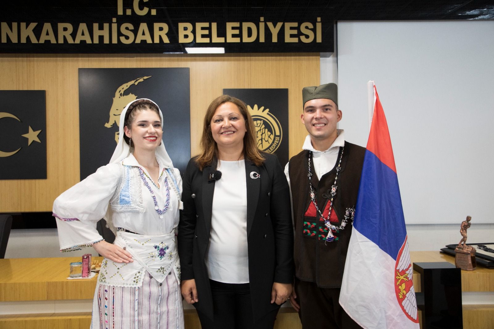 BAŞKAN BURCU KÖKSAL ULUSLARARASI HALKOYUNLARI EKİPLERİNİ AĞIRLADI