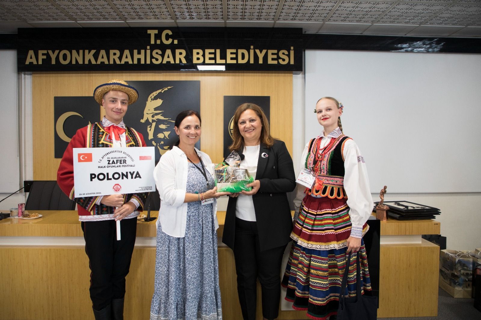 BAŞKAN BURCU KÖKSAL ULUSLARARASI HALKOYUNLARI EKİPLERİNİ AĞIRLADI