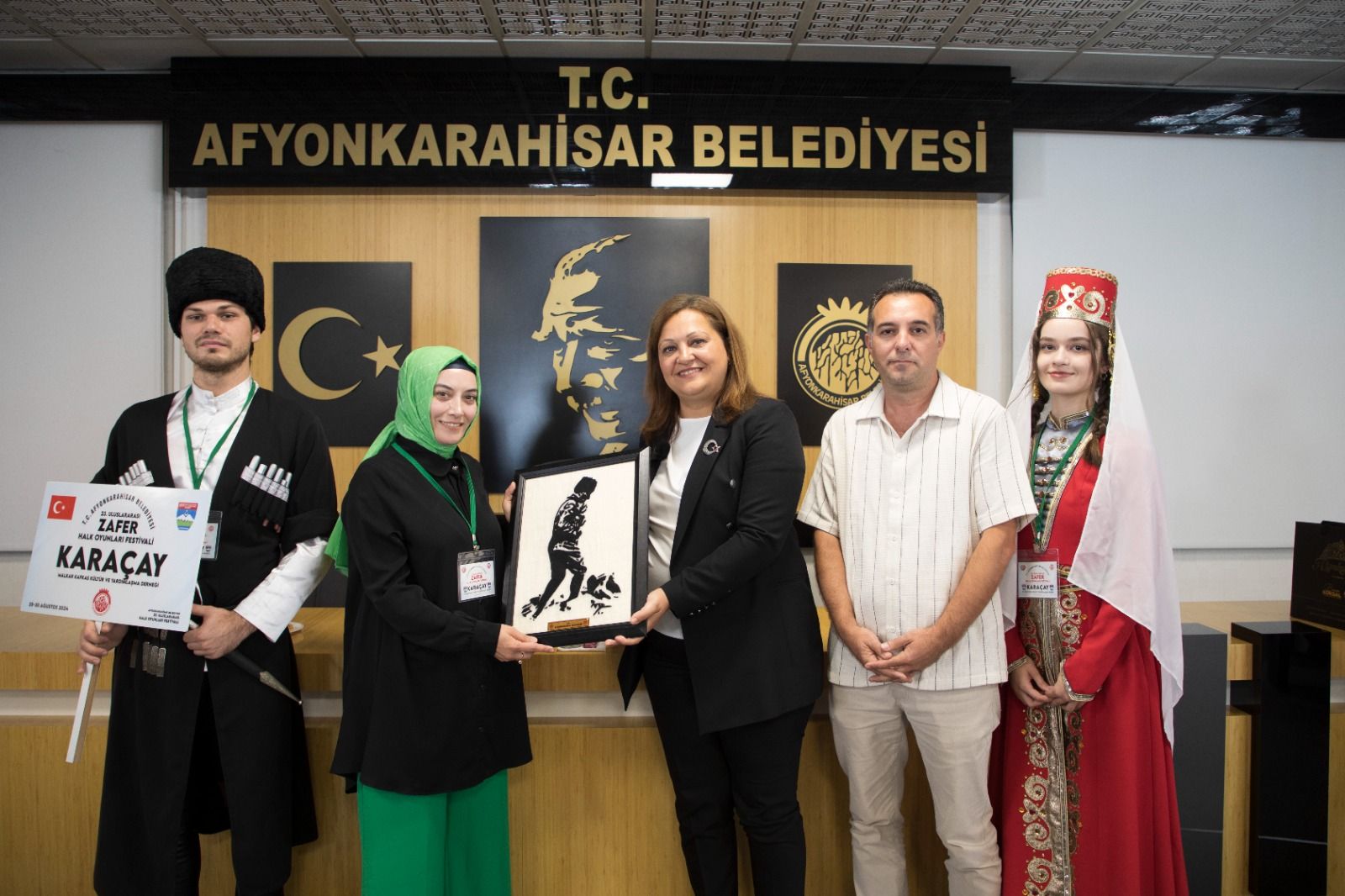 BAŞKAN BURCU KÖKSAL ULUSLARARASI HALKOYUNLARI EKİPLERİNİ AĞIRLADI