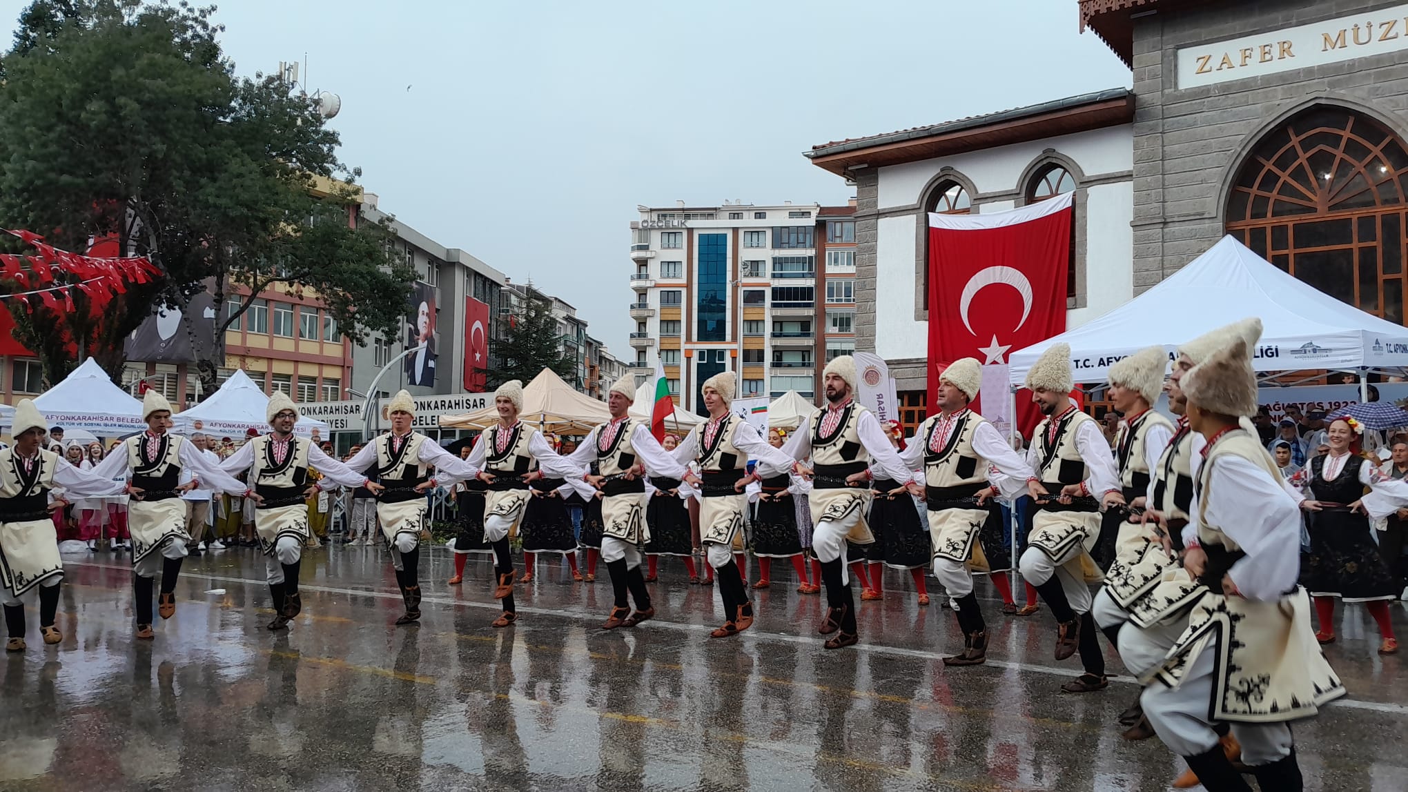 Uluslararası Halk Oyunları Ekiplerinin Gösterisi Büyük Beğeni Topladı