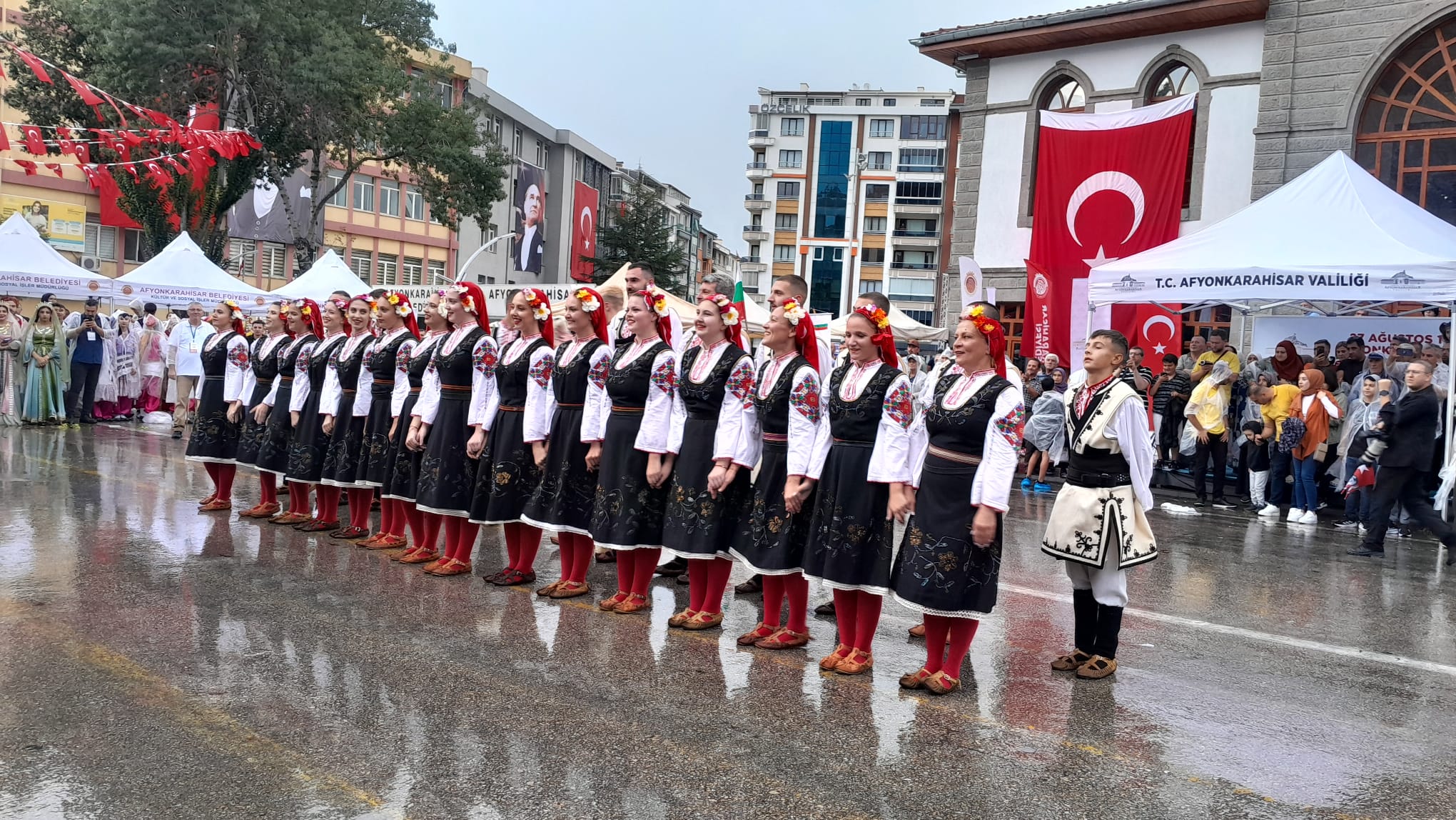 Uluslararası Halk Oyunları Ekiplerinin Gösterisi Büyük Beğeni Topladı
