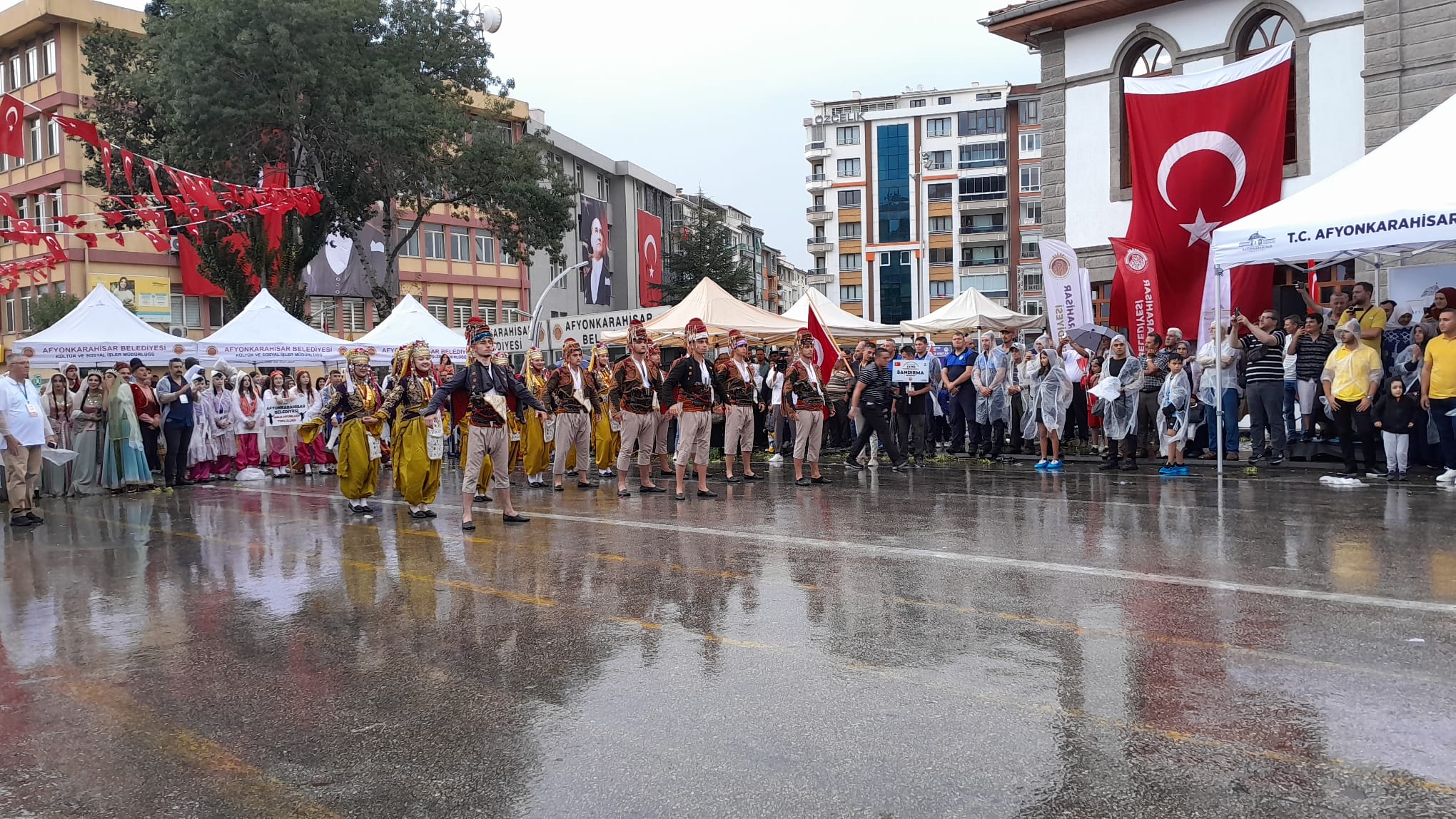 Uluslararası Halk Oyunları Ekiplerinin Gösterisi Büyük Beğeni Topladı