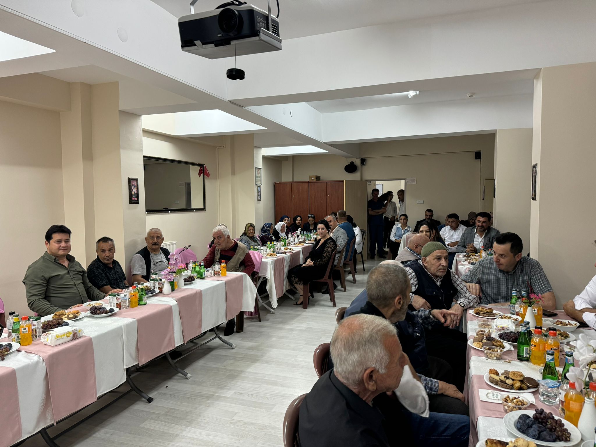 Başkan Aynacı Huzurevi'nin Misafiri Oldu