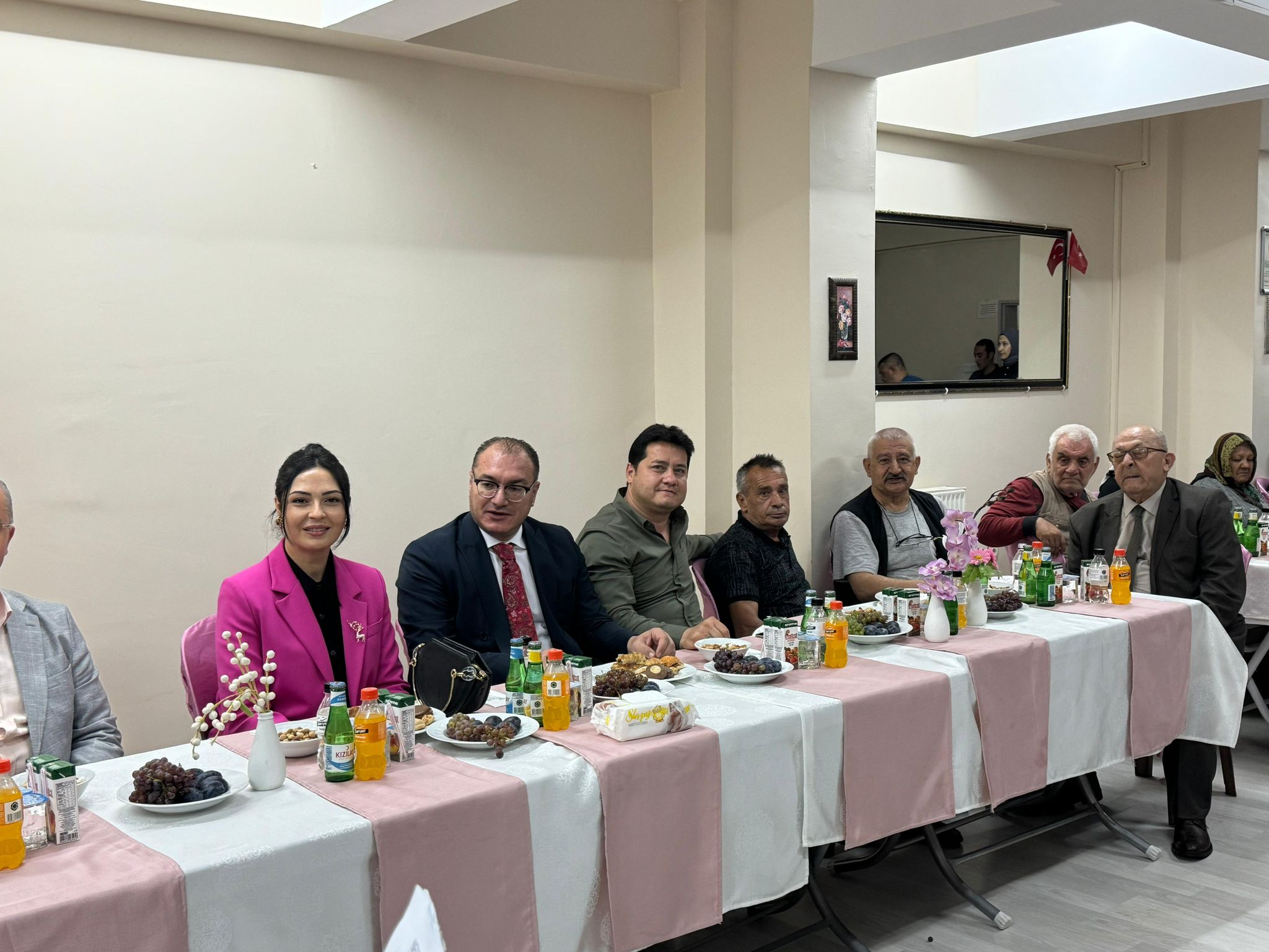 Başkan Aynacı Huzurevi'nin Misafiri Oldu