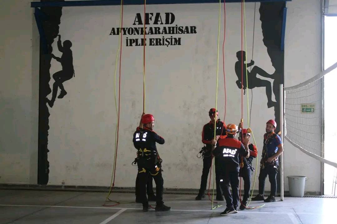 Afyonkarahisar’da Arama Kurtarma Teknisyenleri Eğitimlerini Tamamladı