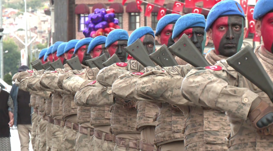 Zafer Coşkusu Gözlerden Okundu Büyük Taarruz Ruhuna Yağmur Engel Olamadı