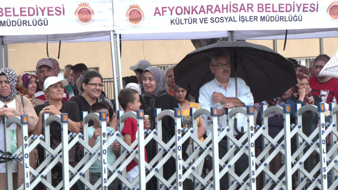 Zafer Coşkusu Gözlerden Okundu Büyük Taarruz Ruhuna Yağmur Engel Olamadı