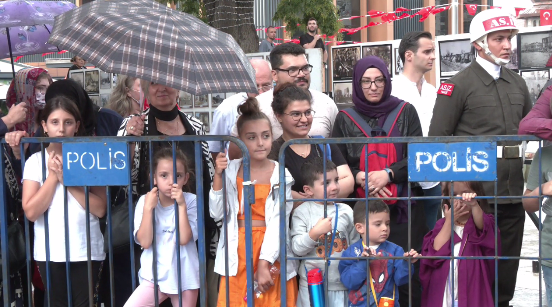 Zafer Coşkusu Gözlerden Okundu Büyük Taarruz Ruhuna Yağmur Engel Olamadı