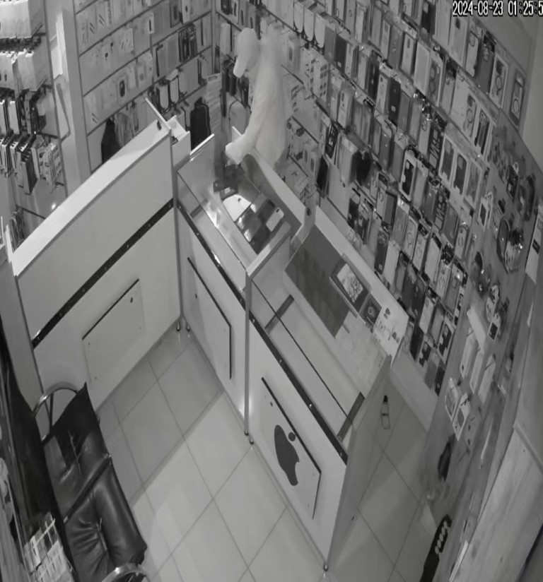 HAVALANDIRMA CAMINDAN GİREREK 22 TELEFON ÇALDI