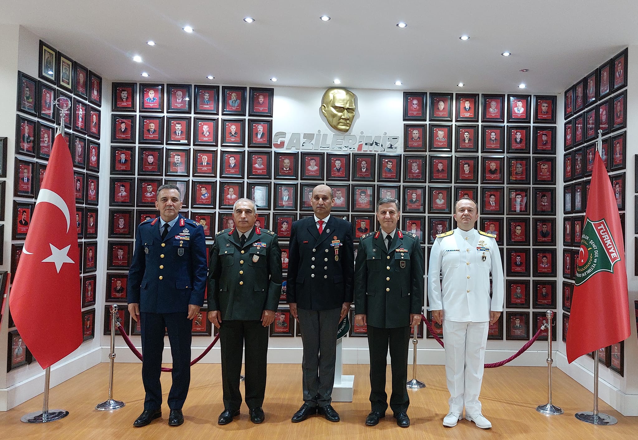 Kuvvet Komutanlarından Anlamlı Ziyaret