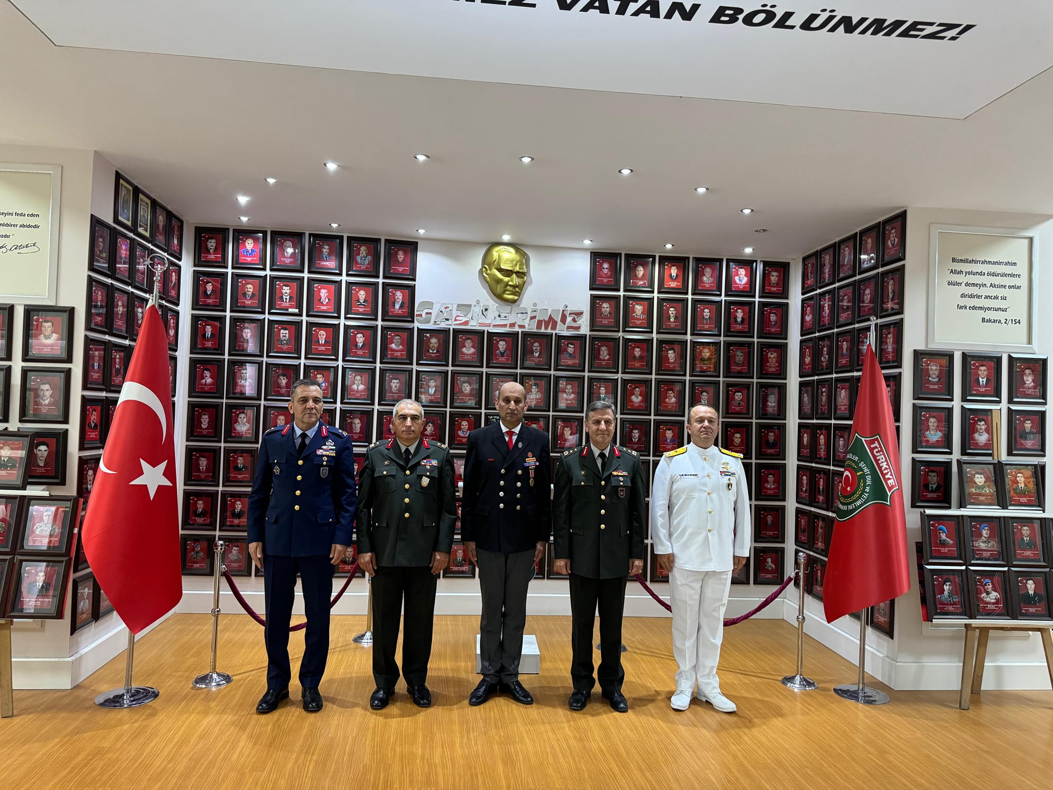 Kuvvet Komutanlarından Anlamlı Ziyaret