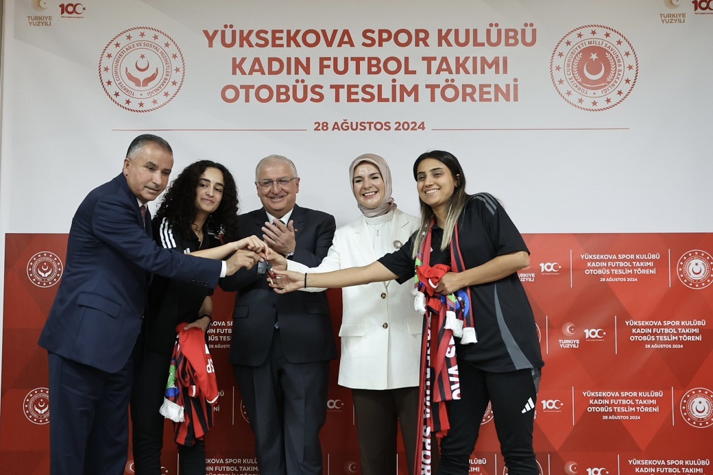 Bakan Göktaş ve Bakan Güler'den Yüksekova Spor Kulübü Kadın Futbol Takımı'na Destek