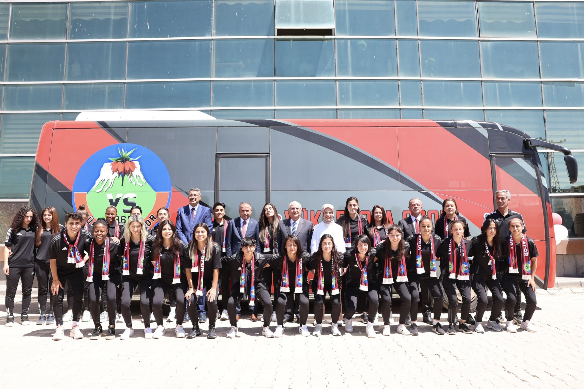 Bakan Göktaş ve Bakan Güler'den Yüksekova Spor Kulübü Kadın Futbol Takımı'na Destek