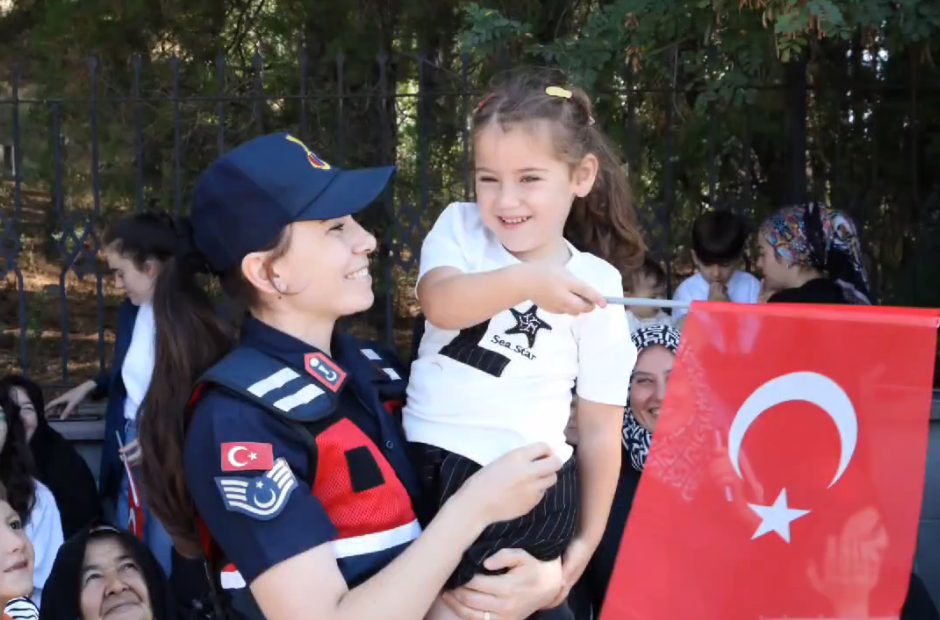 Anıtkaya'da Jandarma Takdir Topladı Köyün Çocuklarıyla Yakından İlgilendiler