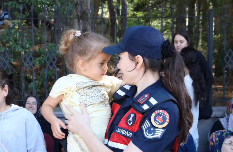 Anıtkaya'da Jandarma Takdir Topladı Köyün Çocuklarıyla Yakından İlgilendiler
