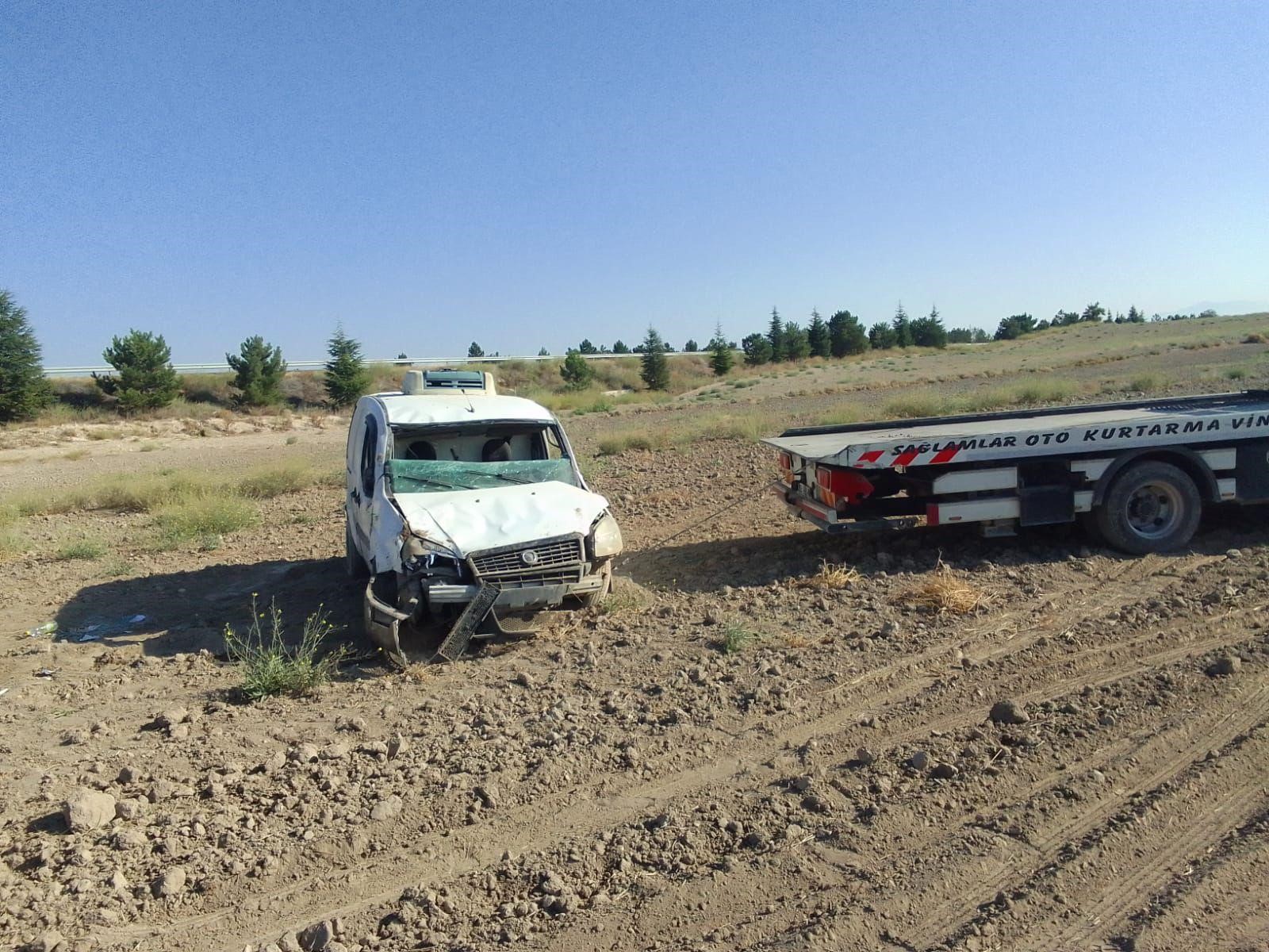 Afyon’da Kamyonet Tarım Arazisine Devrildi: 2 Kişi Hastaneye Kaldırıldı
