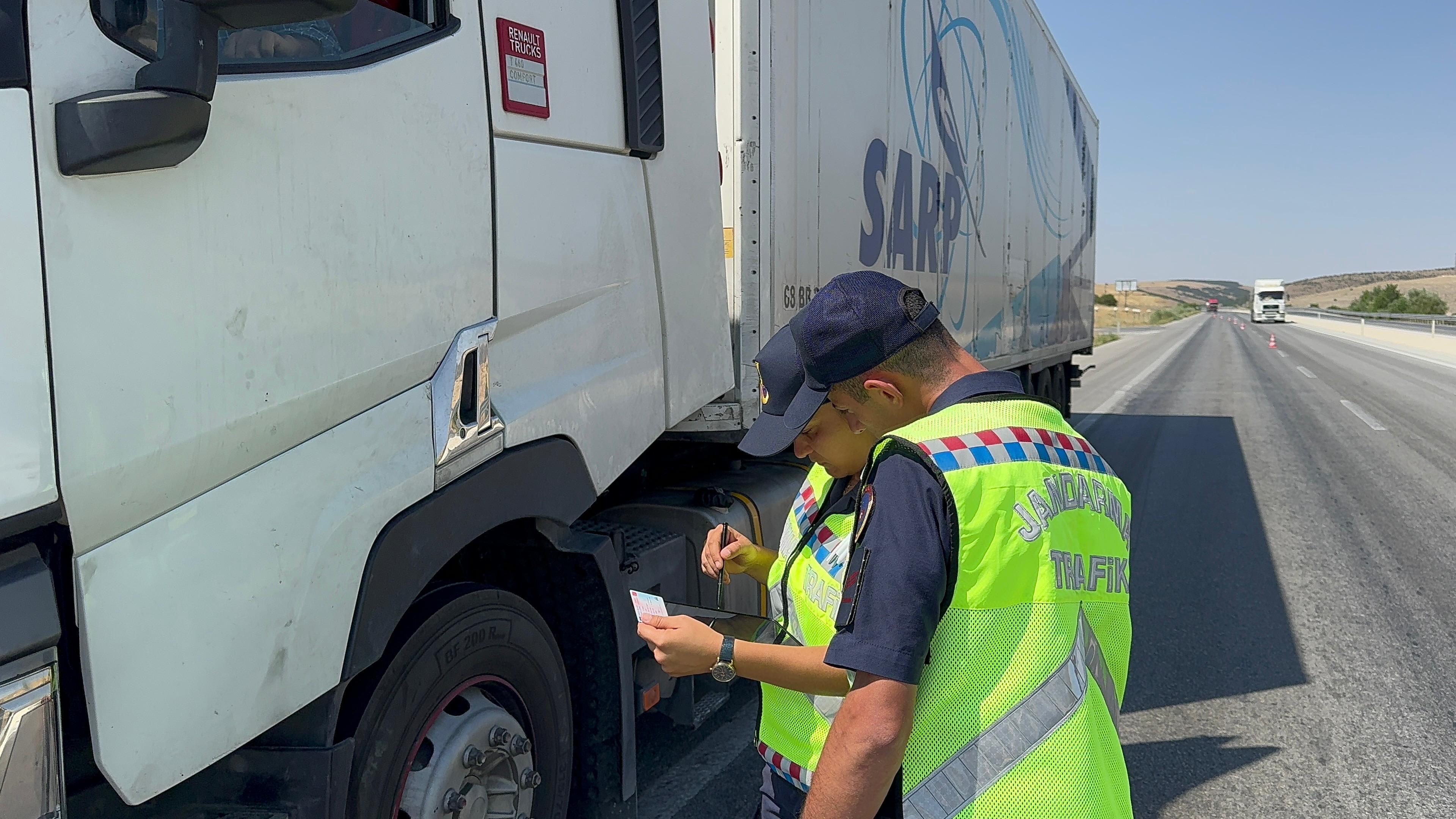 Jandarma Ekipleri Bolvadin’de Asayiş Ve Trafik Denetimi Yaptı!