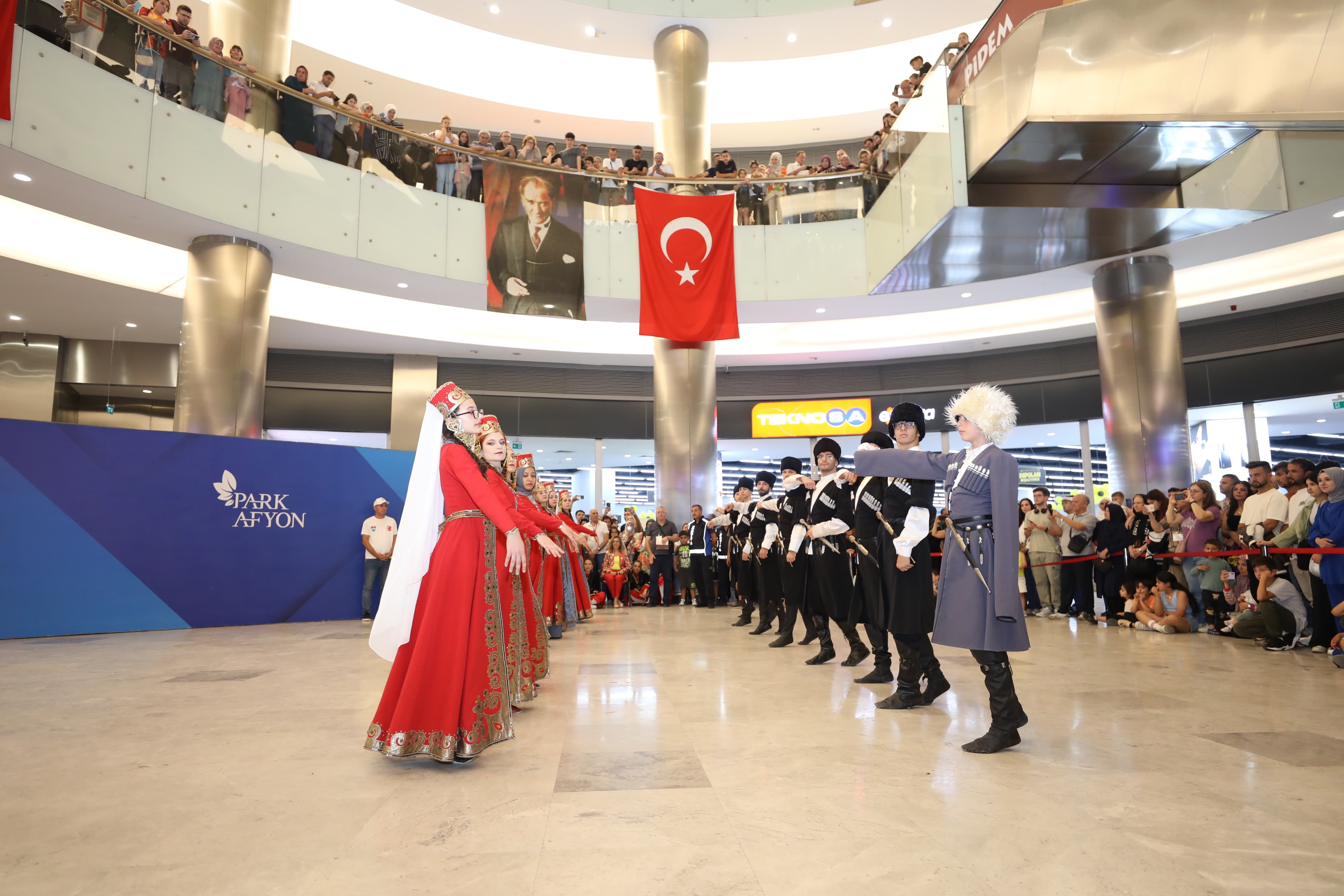 SERGİLENEN  GÖSTERDEN   RENKLİ  KARELER  BÜYÜK ALKIŞ  ALDI