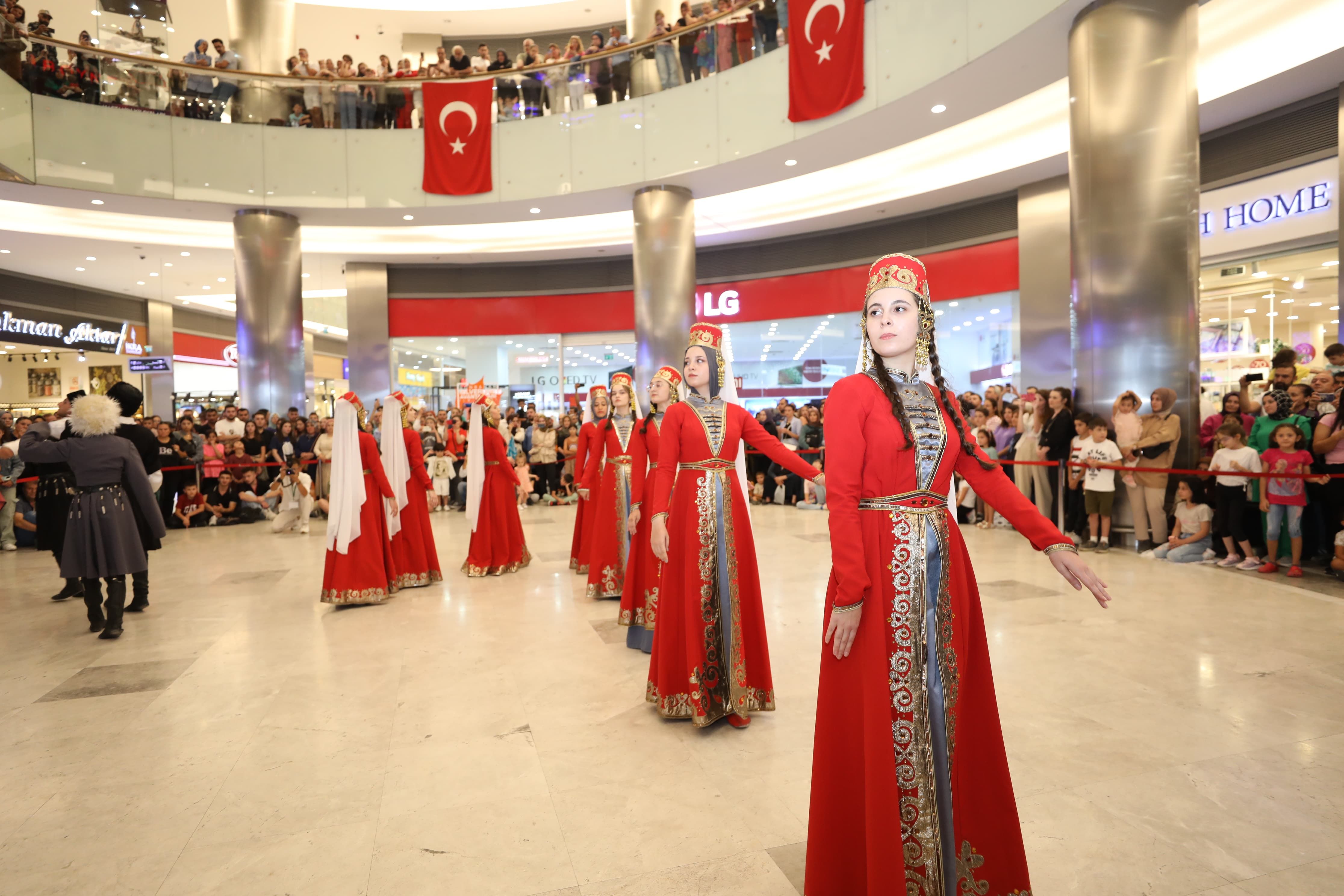 SERGİLENEN  GÖSTERDEN   RENKLİ  KARELER  BÜYÜK ALKIŞ  ALDI