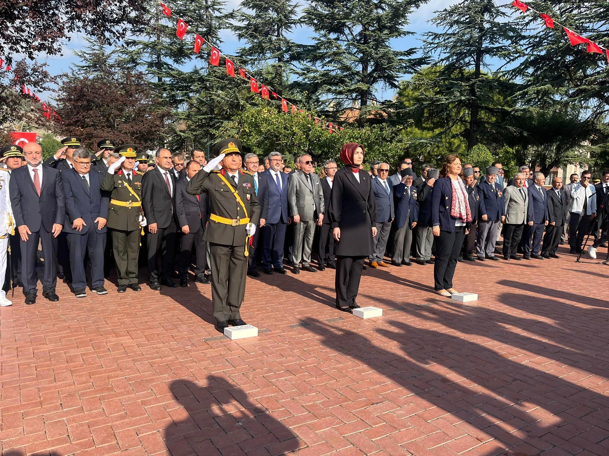 Vali Yiğitbaşı ve Protokol Kocatepe Anıtına Çelenk Sundu