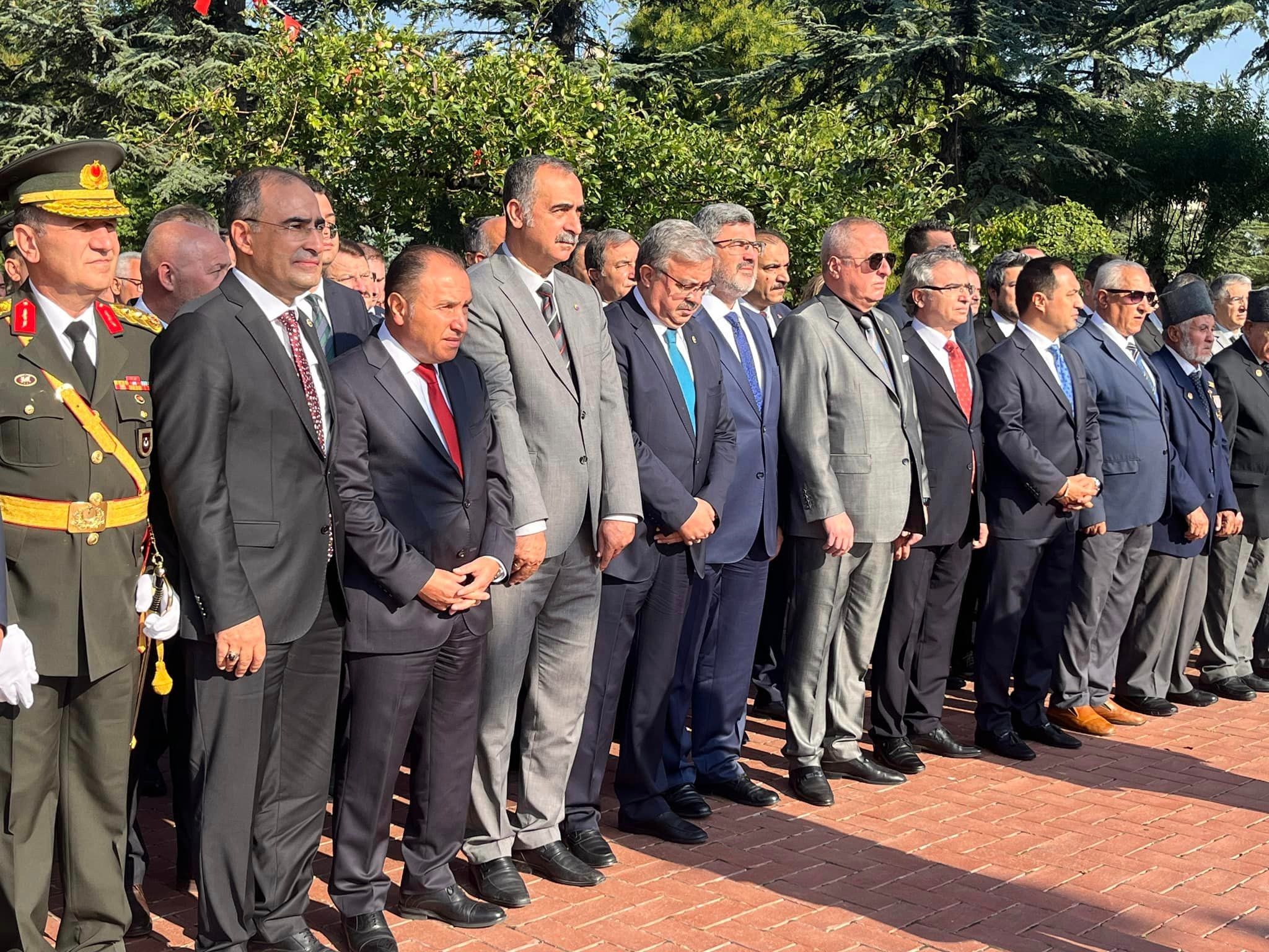 Vali Yiğitbaşı ve Protokol Kocatepe Anıtına Çelenk Sundu