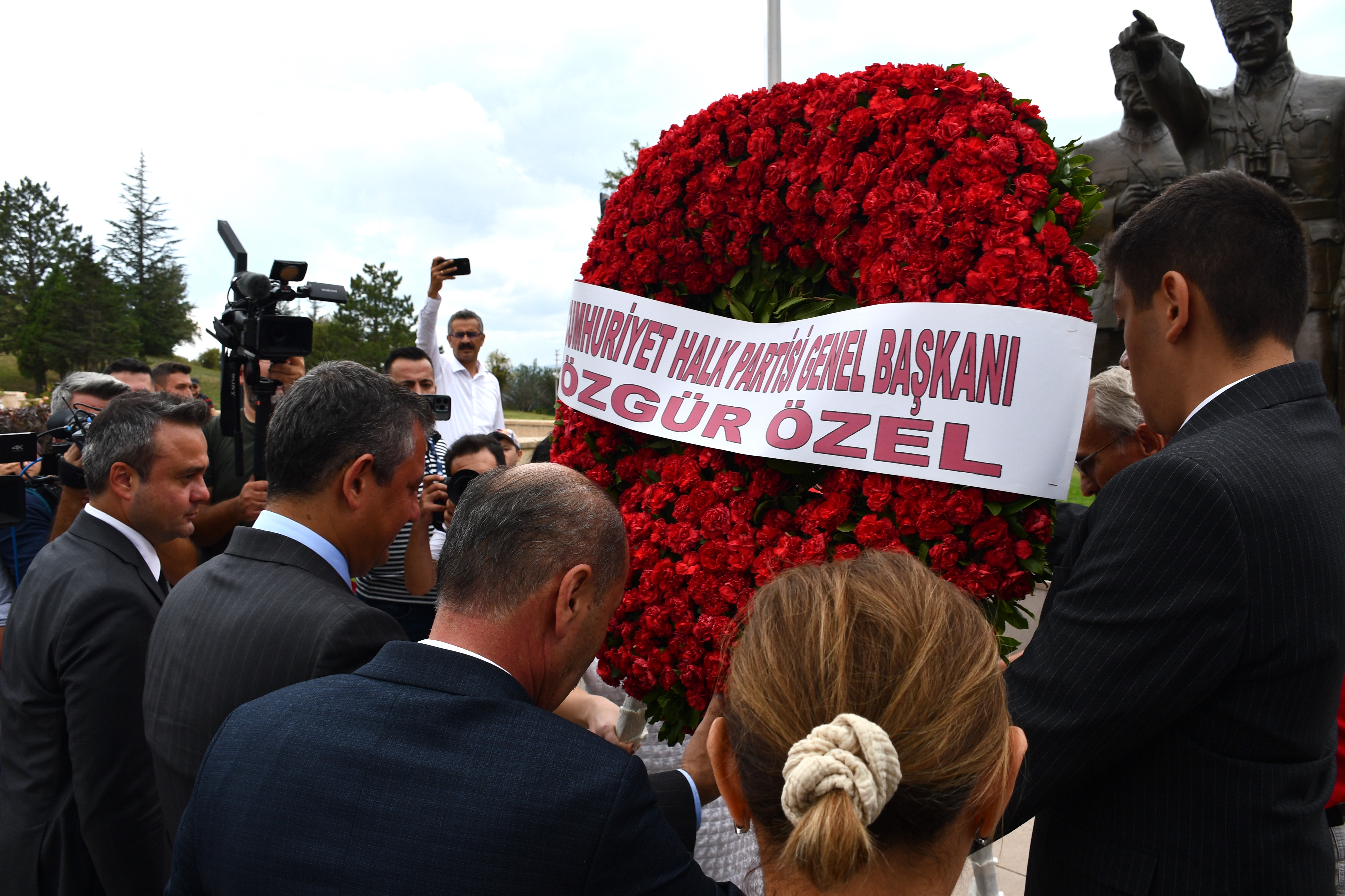 CHP İl Başkanı Erhan, Genel Başkan Özgür Özel ile Dumlupınar Şehitliği'ndeki Törene Katıldı