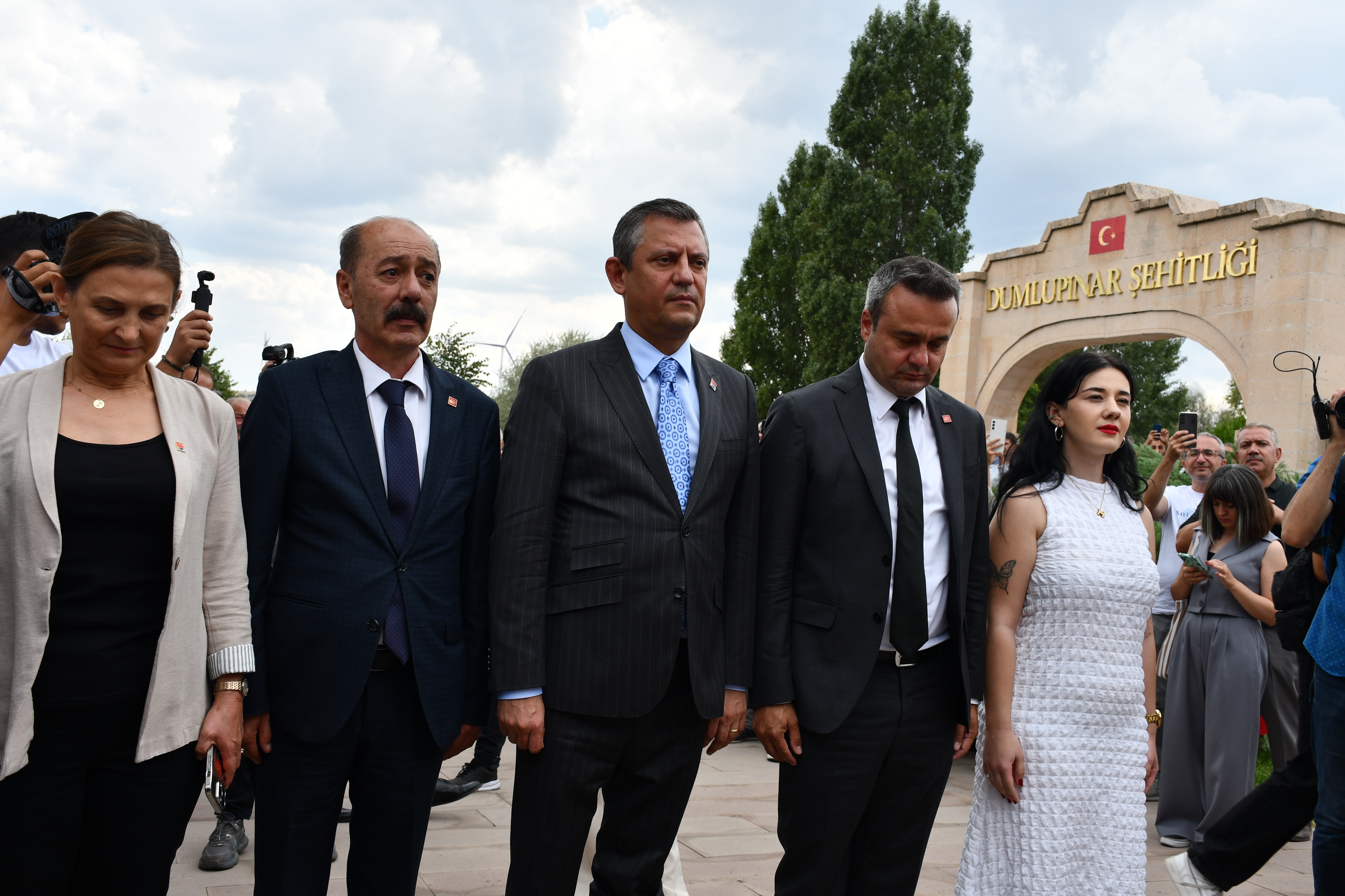 CHP İl Başkanı Erhan, Genel Başkan Özgür Özel ile Dumlupınar Şehitliği'ndeki Törene Katıldı