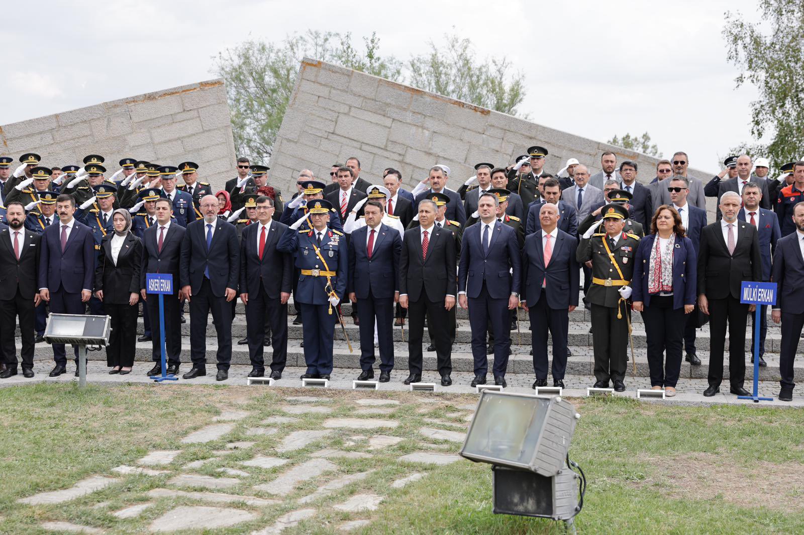 Başkan Köksal, Bakan Yerlikaya İle Zafer Abidesi'ne Çelenk Sundu!