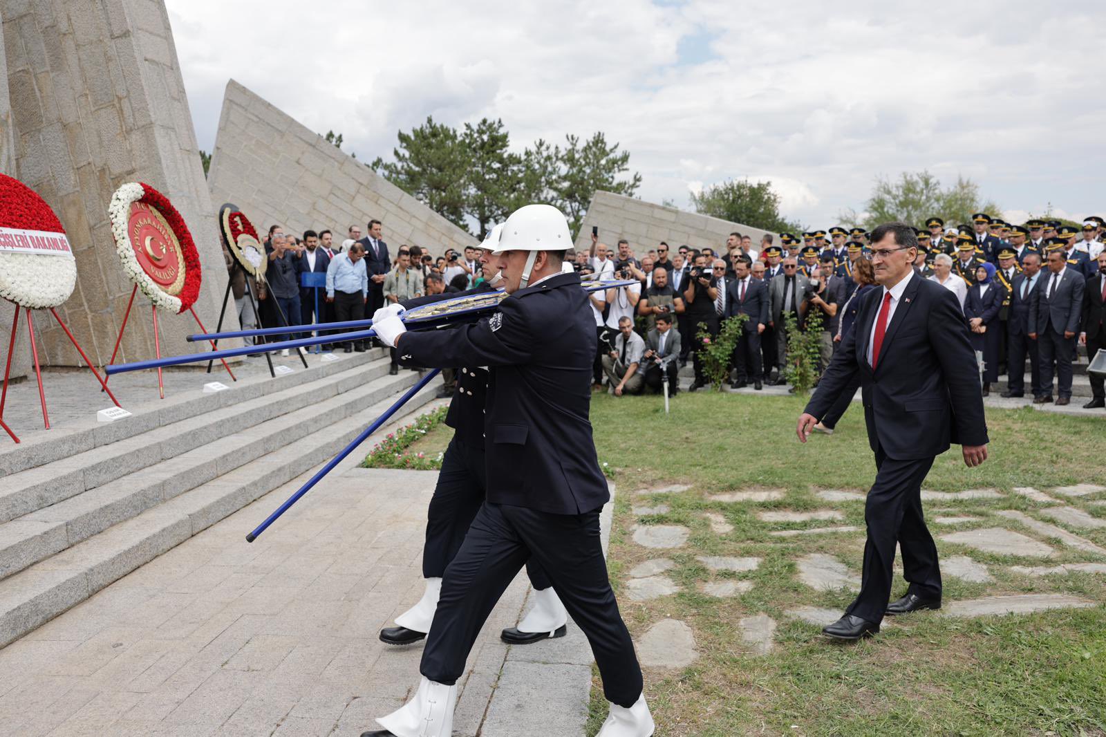 Başkan Köksal, Bakan Yerlikaya İle Zafer Abidesi'ne Çelenk Sundu!