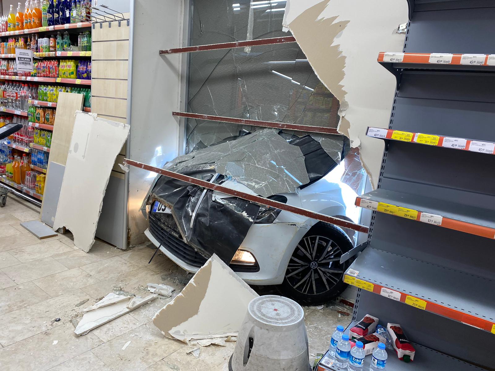 Afyonkarahisar'da araçla marketin içine girdi! Fren yerine gaza basınca kazaya davetiye çıkardı