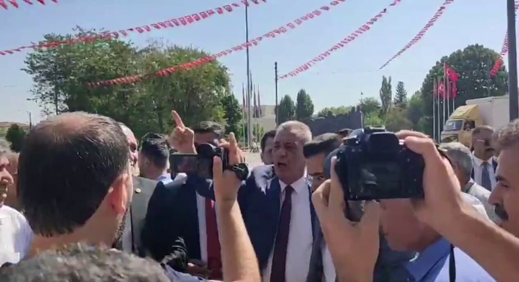 HANİYE POSTERLERİNİ İNDİRİP ATATÜRK VE TÜRK BAYRAKLARI ASTI