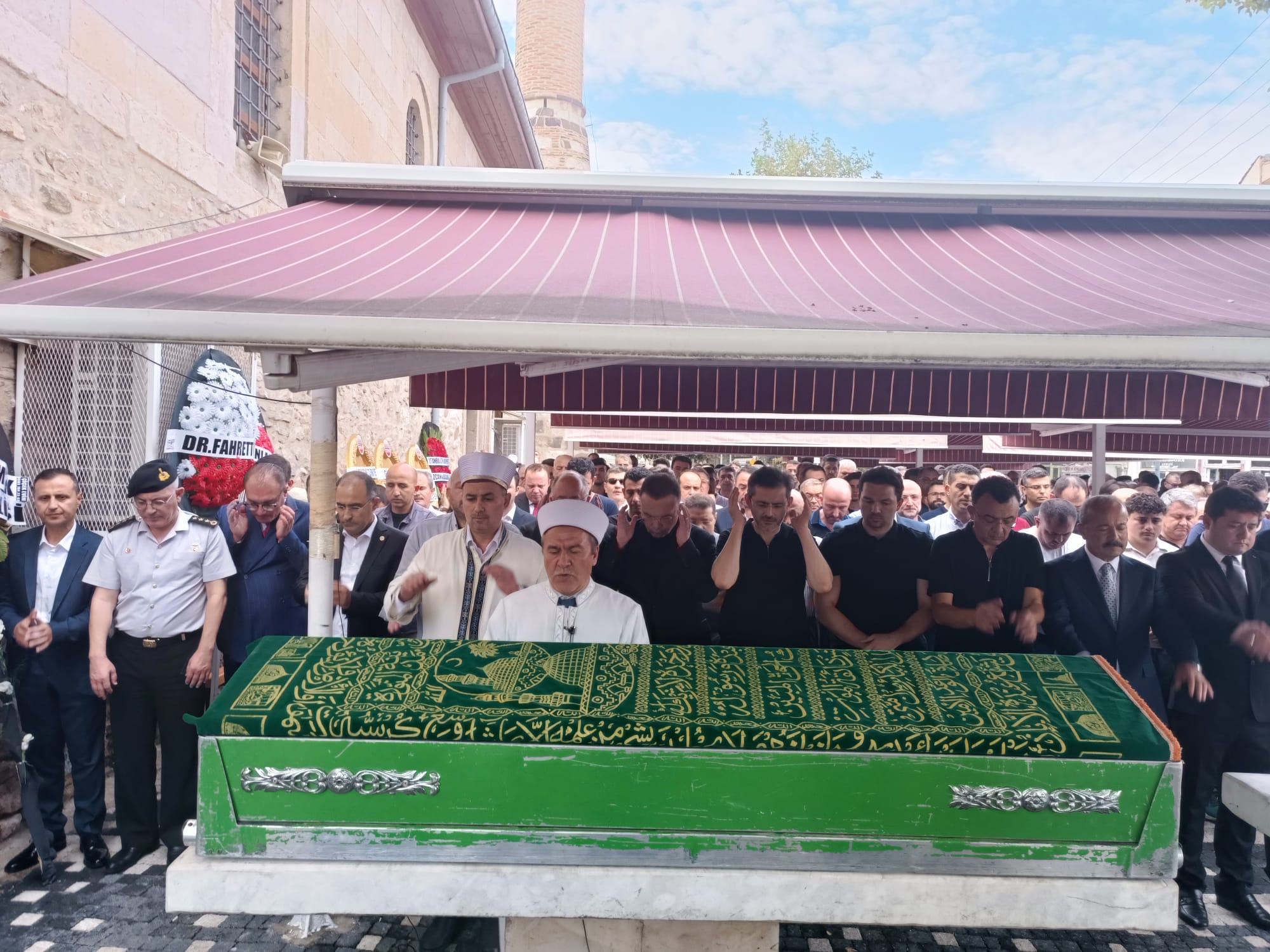 AKÜ'NÜN KURUCU REKTÖRÜ ŞAHAP HOCA SONSUZLUĞA UĞURLANDI