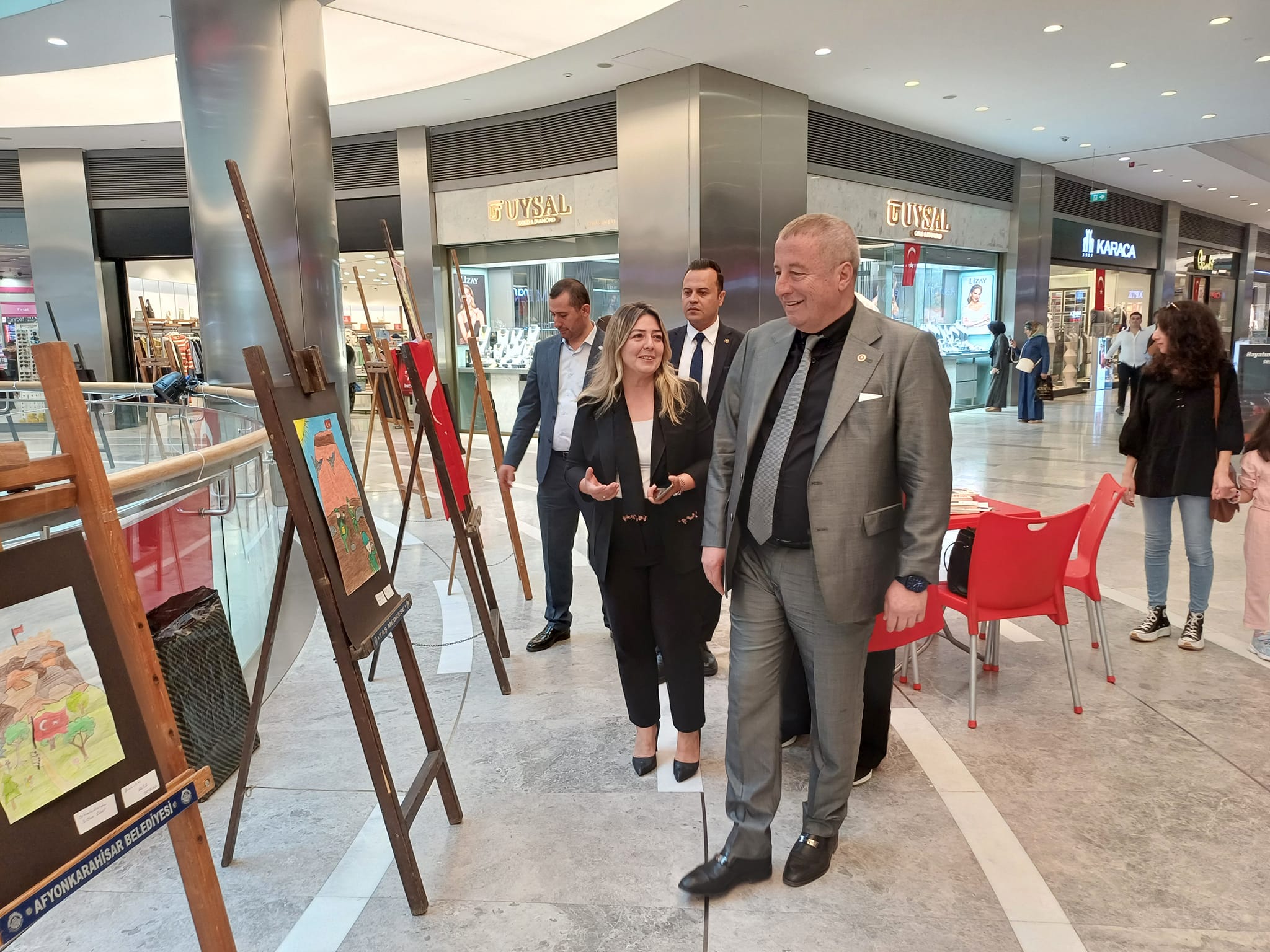 OLGUN ÖĞRENCİLERİN SERGİSİNE KATILDI RESİMLERİ İNCELEDİ