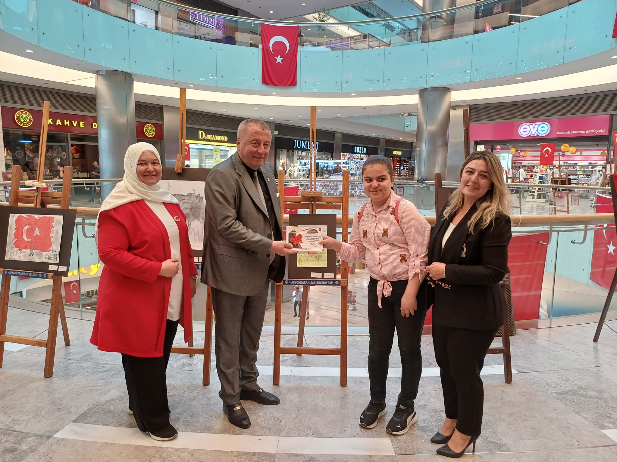 OLGUN ÖĞRENCİLERİN SERGİSİNE KATILDI RESİMLERİ İNCELEDİ