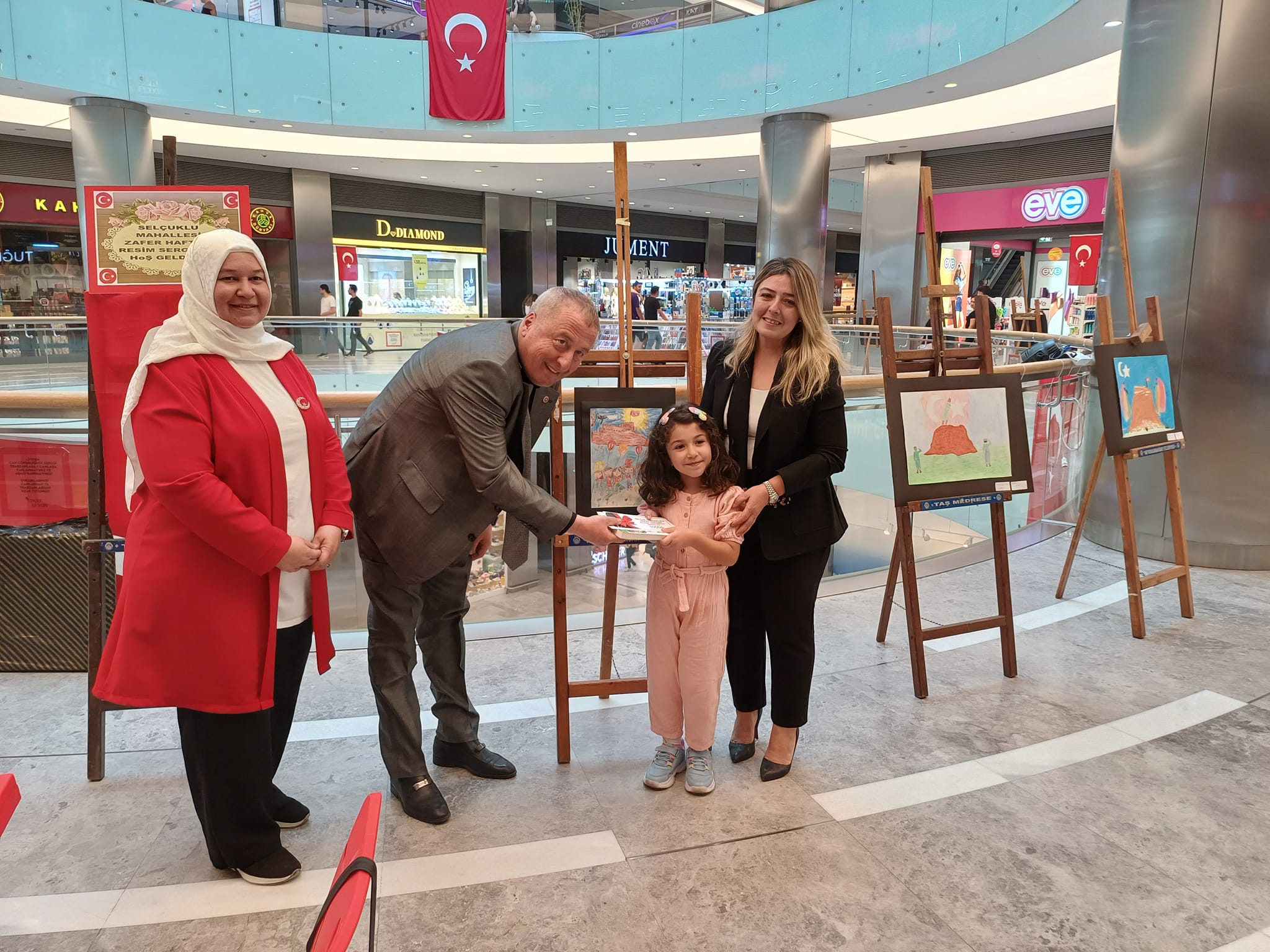 OLGUN ÖĞRENCİLERİN SERGİSİNE KATILDI RESİMLERİ İNCELEDİ