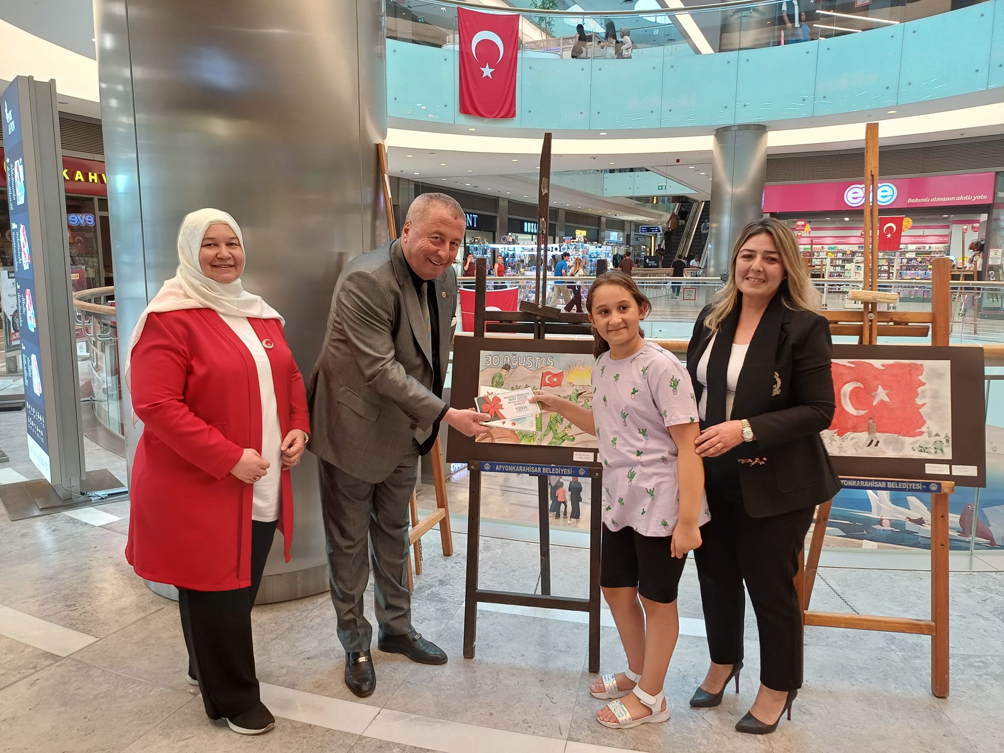 OLGUN ÖĞRENCİLERİN SERGİSİNE KATILDI RESİMLERİ İNCELEDİ