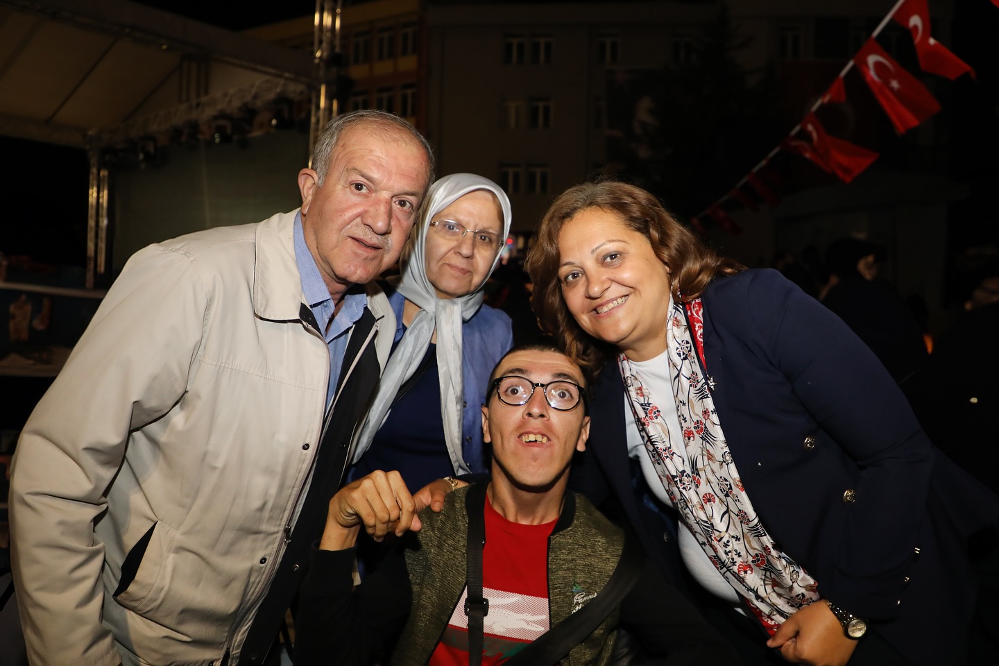 Topuklu Efe Halkla El Ele İç İçe