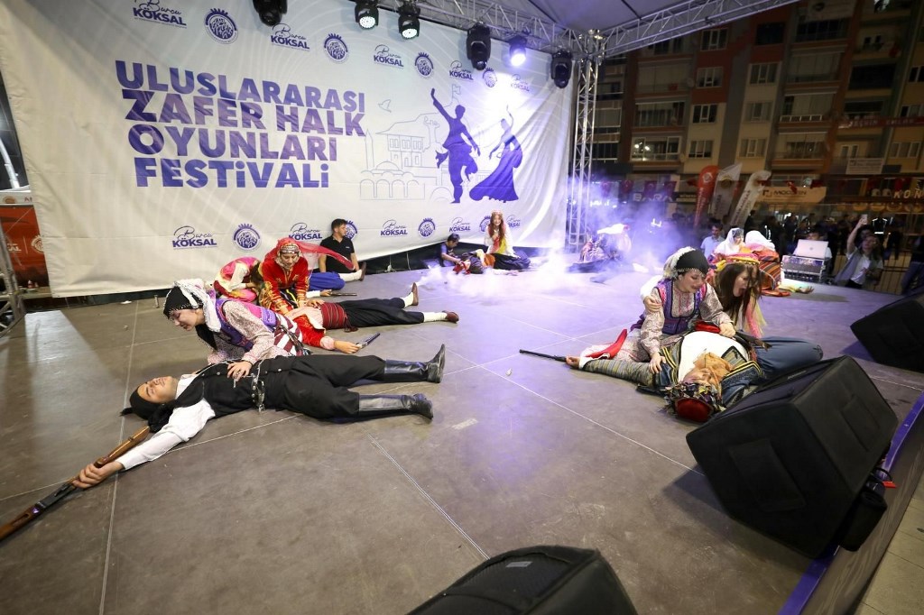 HALK OYUNLARI GÖSTERİSİ AYAKTA ALKIŞLANDI
