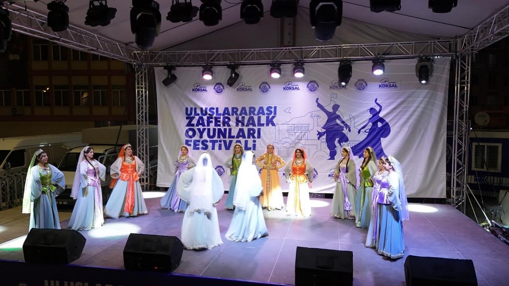 HALK OYUNLARI GÖSTERİSİ AYAKTA ALKIŞLANDI
