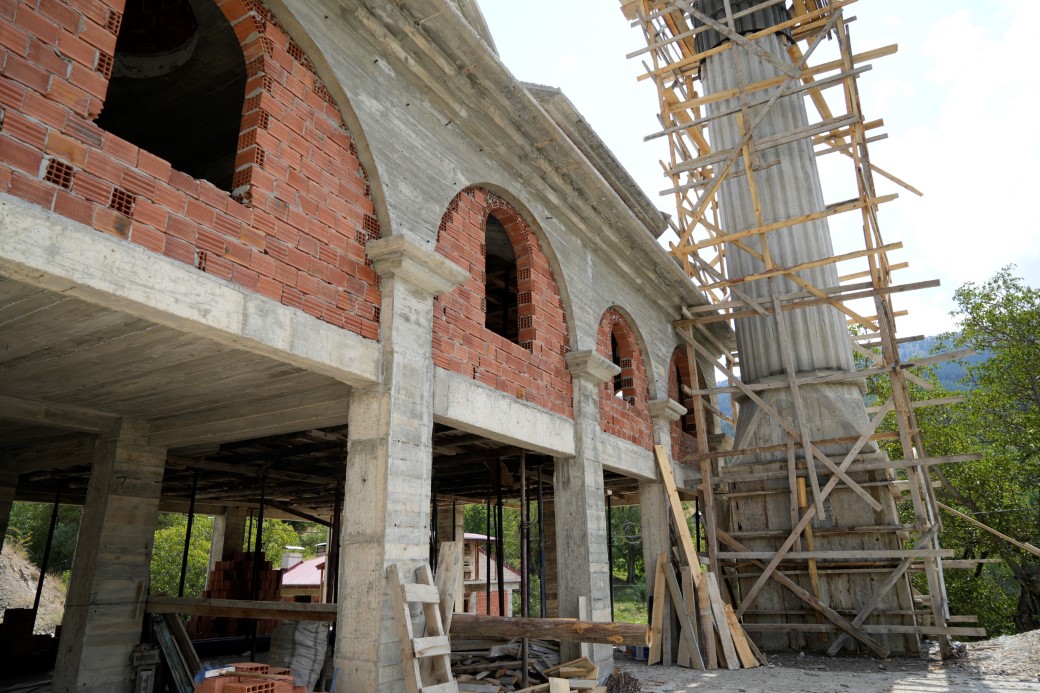 Camii İnşaatı Yarım Kaldı: Halk çareyi kilisede namaz kılmakta buldu...