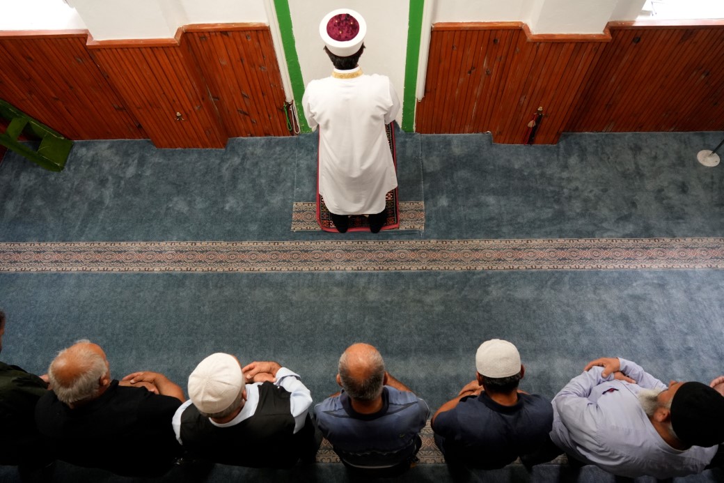 Camii İnşaatı Yarım Kaldı: Halk çareyi kilisede namaz kılmakta buldu...
